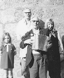 Davie Stewart with Hamish Henderson
Hamish wanted his daughter Fiona? in the photo, and Davie wanted Tina Smith in it.
Photo by Vic Smith, Blairgowrie 1970.