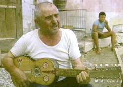 Picture of male singer with chitarra battente