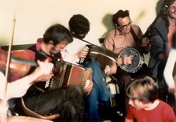 Ray in a session at The Gardener's Arms, Cheddar; part of the Fairlands' Ale, Sept 1980. Photo by Chris and Gill Legge
