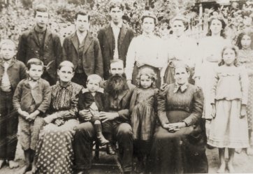 Mr Solomon Shelton, with beard, is seated in the front row holding a young boy.&nbsp; Virginia Shelton is standing at the extreme right on the front row.  Donna Shelton is the girl standing on the back row next to the tall man