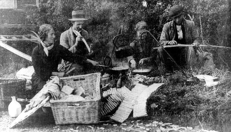 Centre: Leonard & Fiance Smith, at sides: Polly & Bob Frankham, on the Mendips. Weastern Daily Press 1936. Photo courtesy Maggie Smith-Bendall