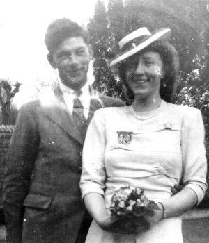 Bill and Veronica, wedding photo, 24th March 1945.