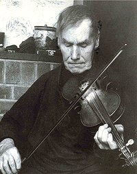 Harry Cox playing fiddle, from the Yarmouth Mercury, 14 Nov 1969, via the Musical Traditions website